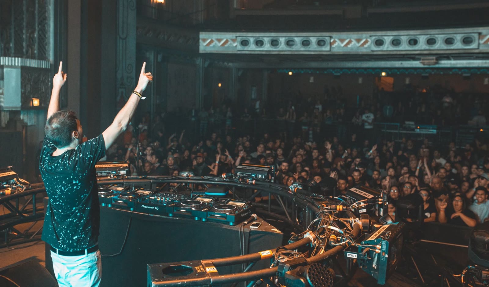 DJ Ori's DJ set over a packed crowd
